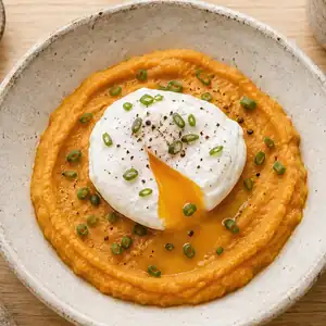 Jajko w koszulce na puree z batata
